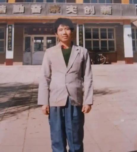 1979年，内蒙古一对夫妻生下儿子不想要，连夜送给村里刚丧子的贫农:“这孩子你要