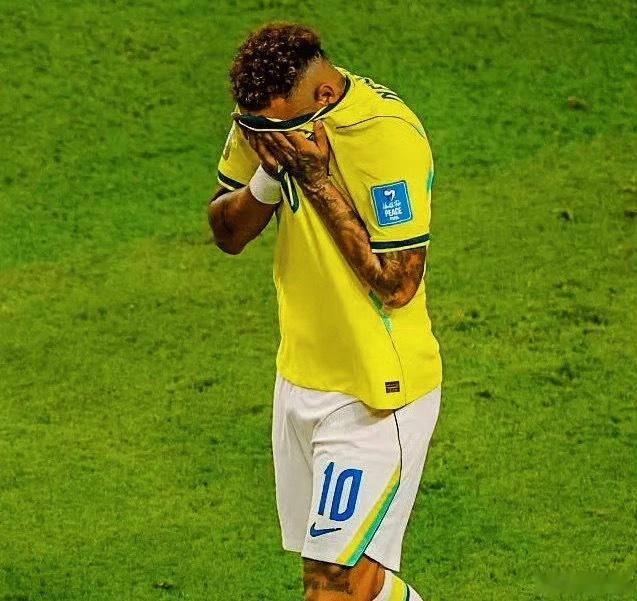 内马尔赛后激动落泪先是笑，然后哭。时隔这么久，再次为巴西队🇧🇷站在世界杯赛场