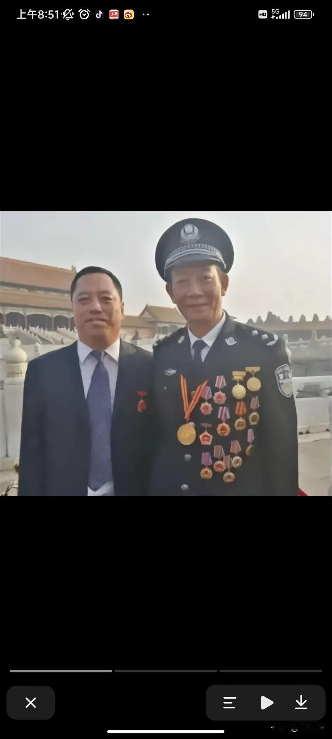 他卧底百次，和毒贩称兄道弟，和战友里应外合端了一个又一个窝点。那群亡命之徒恨透了
