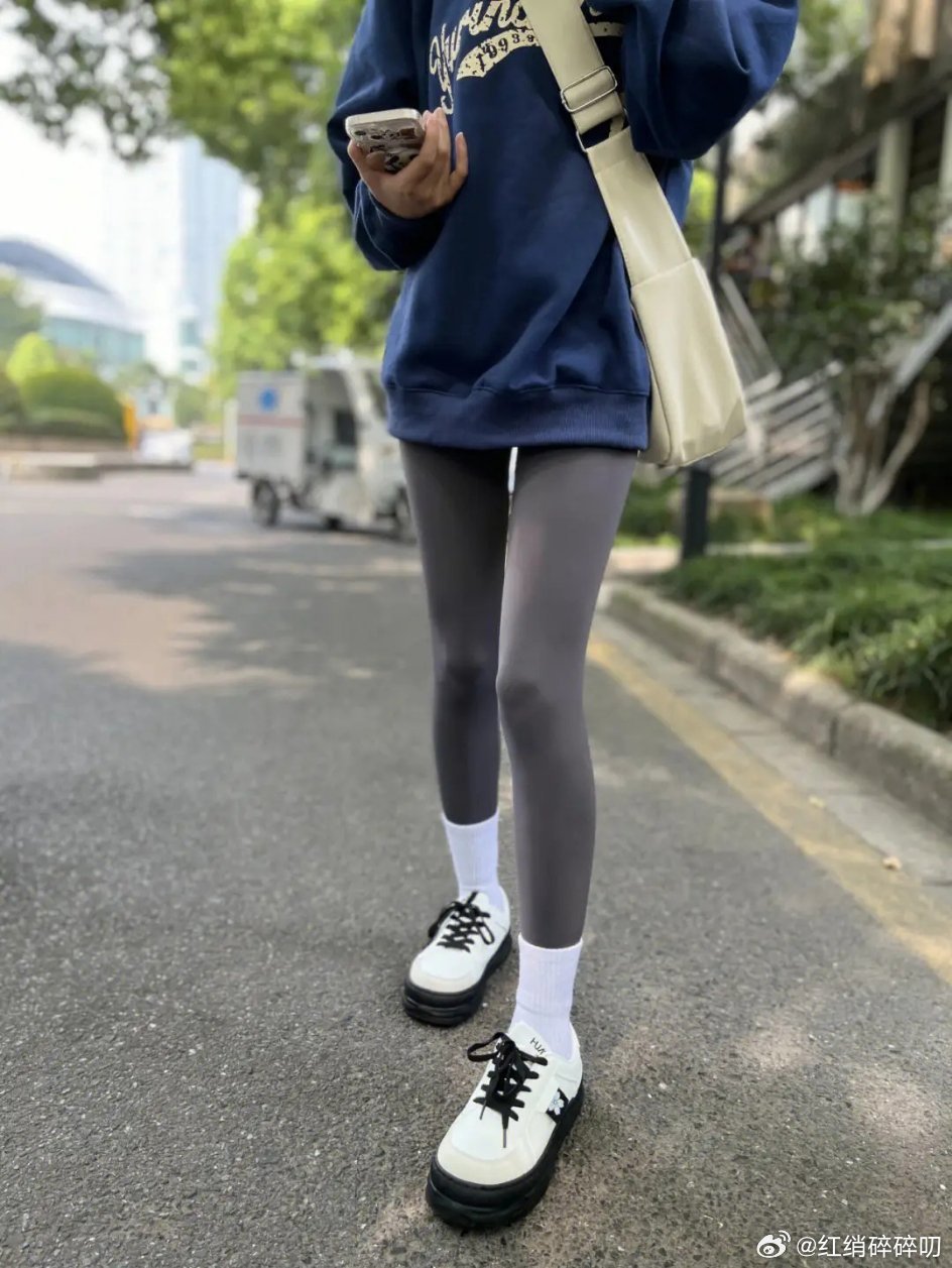 我从来没有这么穿搭过今天气温高，中午回家把大衣穿成了薄加绒卫衣，卫衣刚好盖住屁股