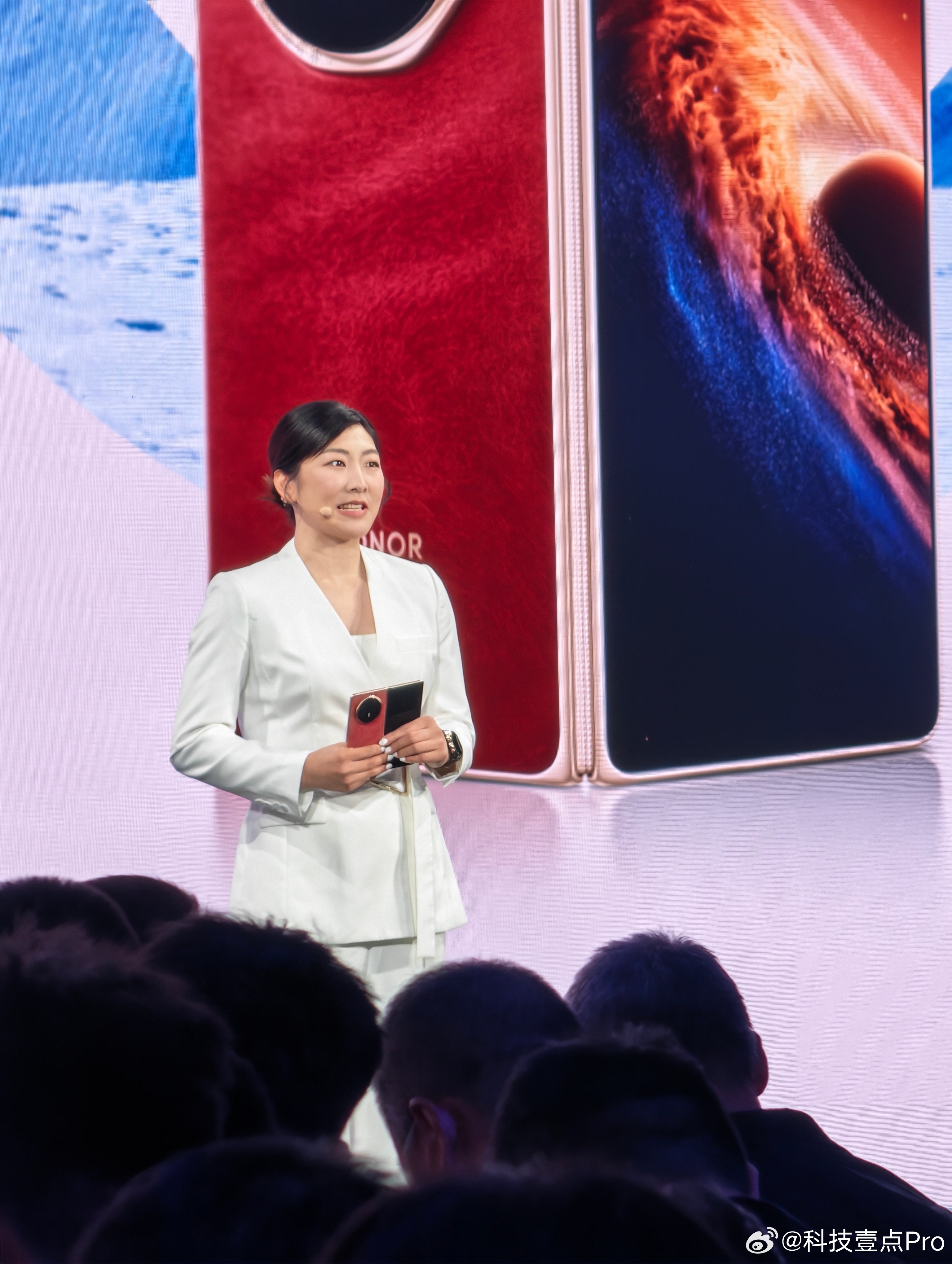 周末偶遇徐梦桃在上周的荣耀Magic V6发布会上见到过徐梦桃，是一个大方开朗的