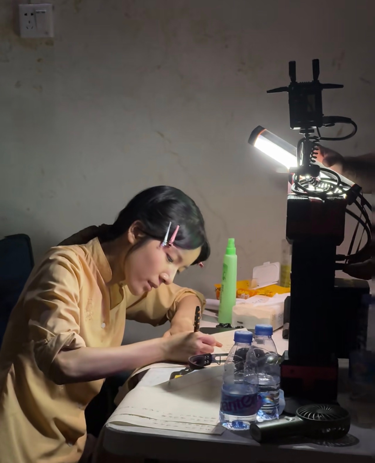 给阿嬷的情书连台词都是现场教的这部影片藏着诸多暖心细节，演员方言功底不足，导演便