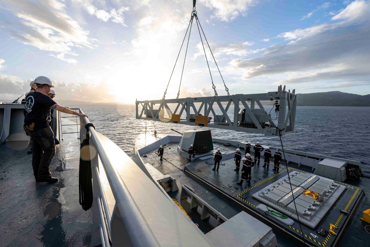 法国海军Admiral Ronarc'h（海军上将罗纳克）
和LSS Jacqu