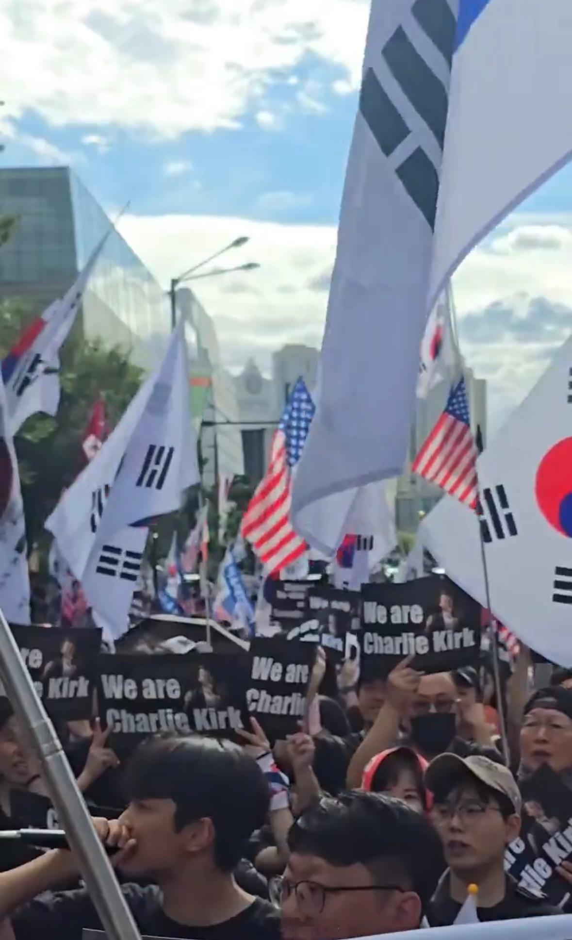 棒子右翼游行，高呼“我们都是查理柯克”，牌子反面反华标语韩国人街头高喊我们是柯克