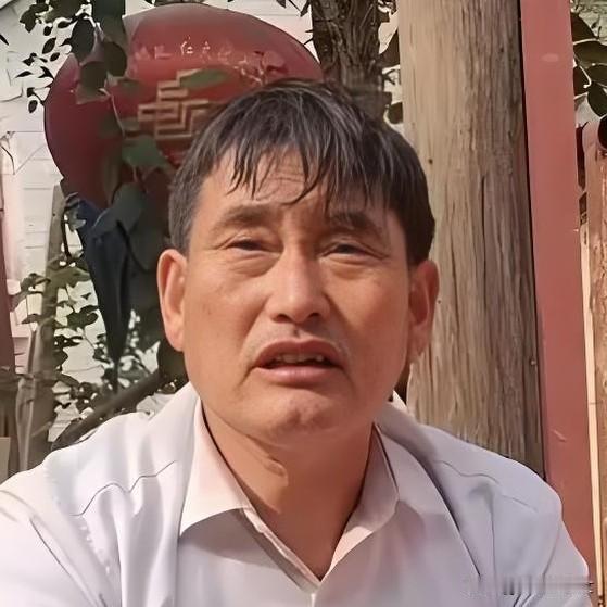 大家别再羡慕朱之文了，
家家有本难念的经，
不信你就看他儿子朱小伟，明明妹妹都出