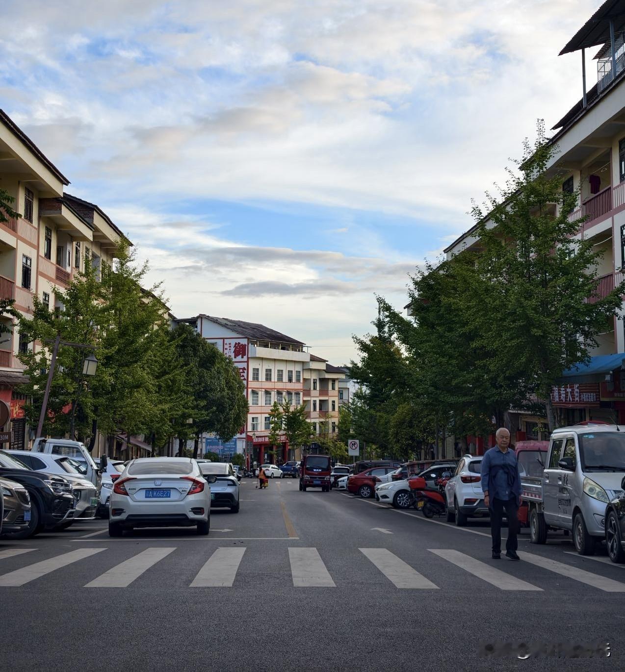 清晨的黄水街景，虽然说避暑大军走了，街上行人稀人，但从路边停车的密度和数量上看，