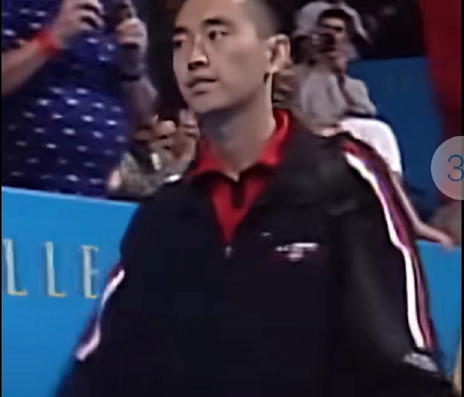 谁能想到，在四川一家不起眼的超市里，那个穿着灰色帽衫，身形发福的中年大叔，竟然是