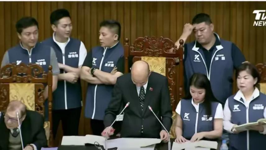 今天上午台立法院发生蓝绿表决大混战，韩国瑜自带保镖护身左右，能兵不血刃登上主席台