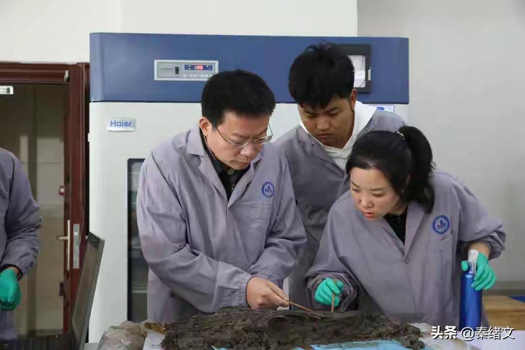 文物医生方北松 用技术复活千年简牍
 
很多埋在地下千年的简牍，一挖出来就发黑软