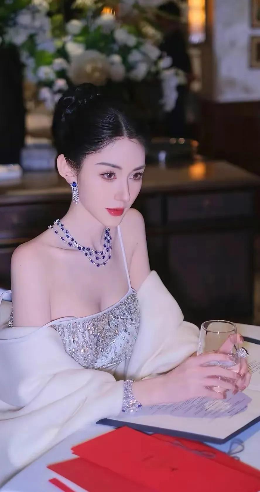 贵族



#记录我的2024#


#致敬最美的她#