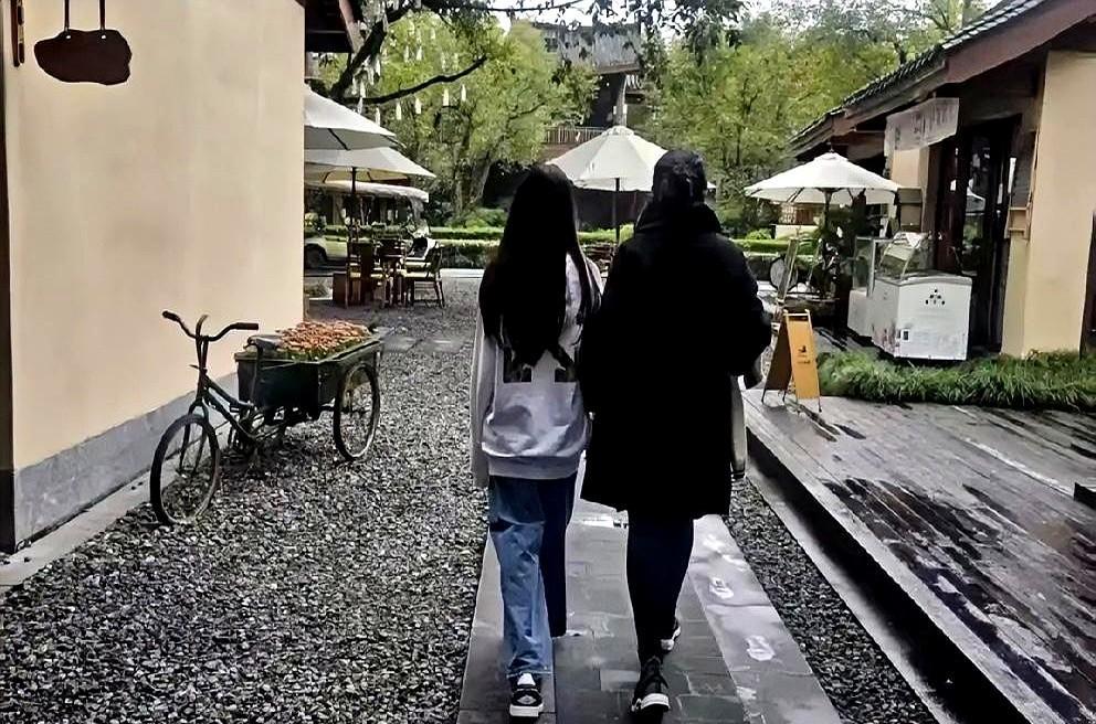 小玥儿11岁167cm，不是靠补品堆出来的。
爷爷180+，爸爸181，妈妈16