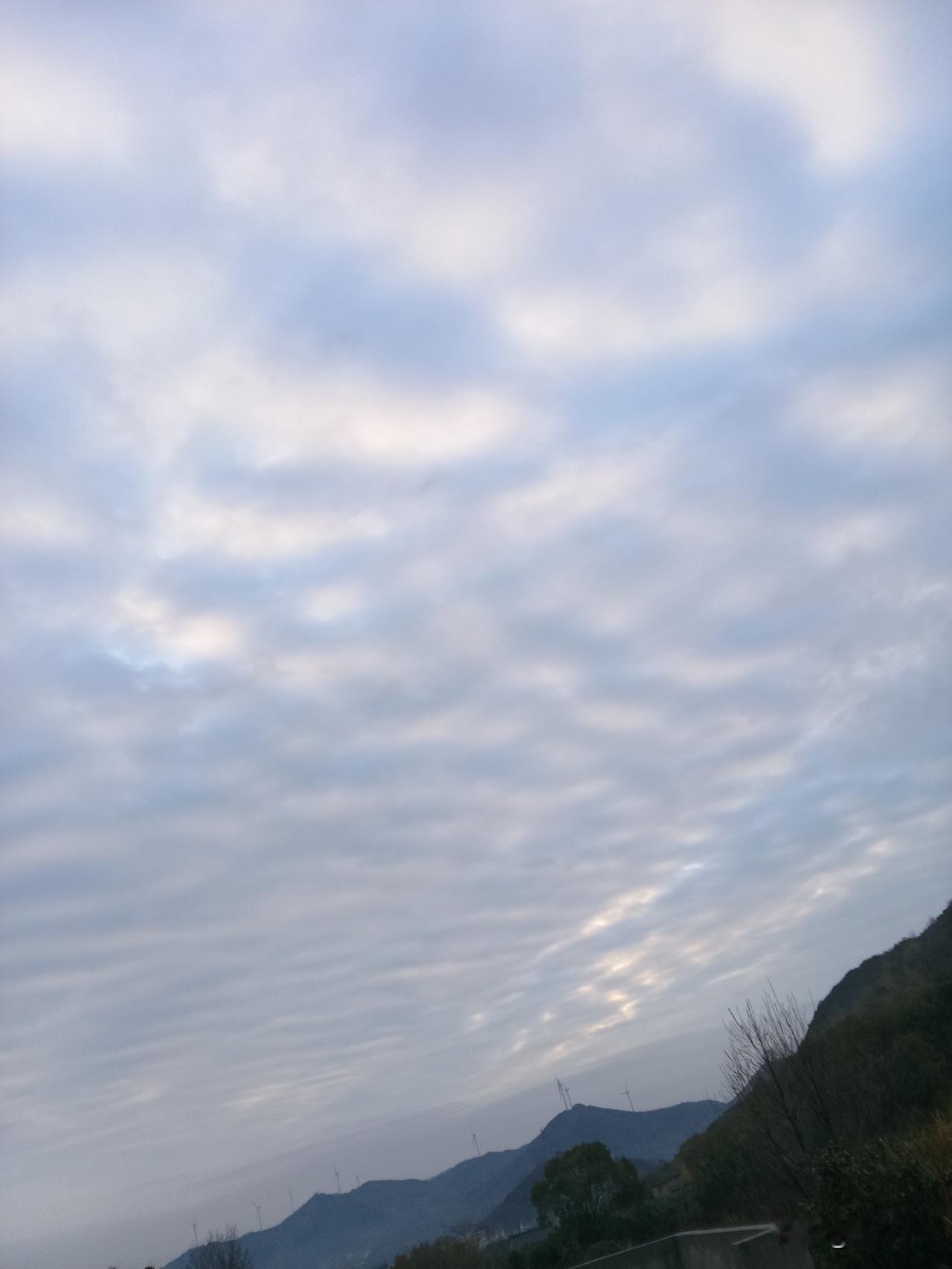 归化球员又分大致分两类。一种是拿钱砸，相当于雇佣兵。另一种是和本国有千丝万缕的血