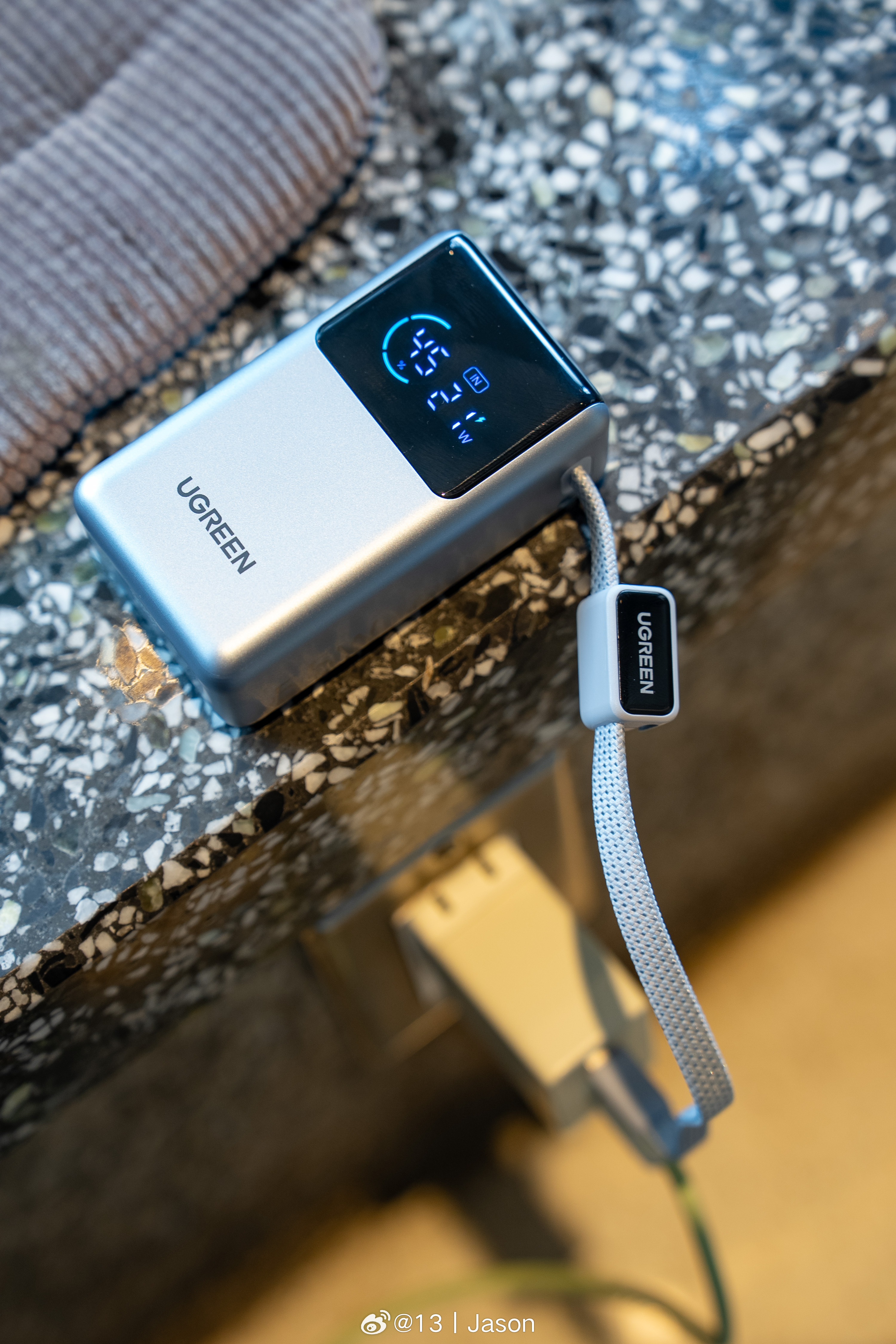 绿联 55W 能量湃 10000mAh 移动电源很难想象，以往印象中笨重的「10