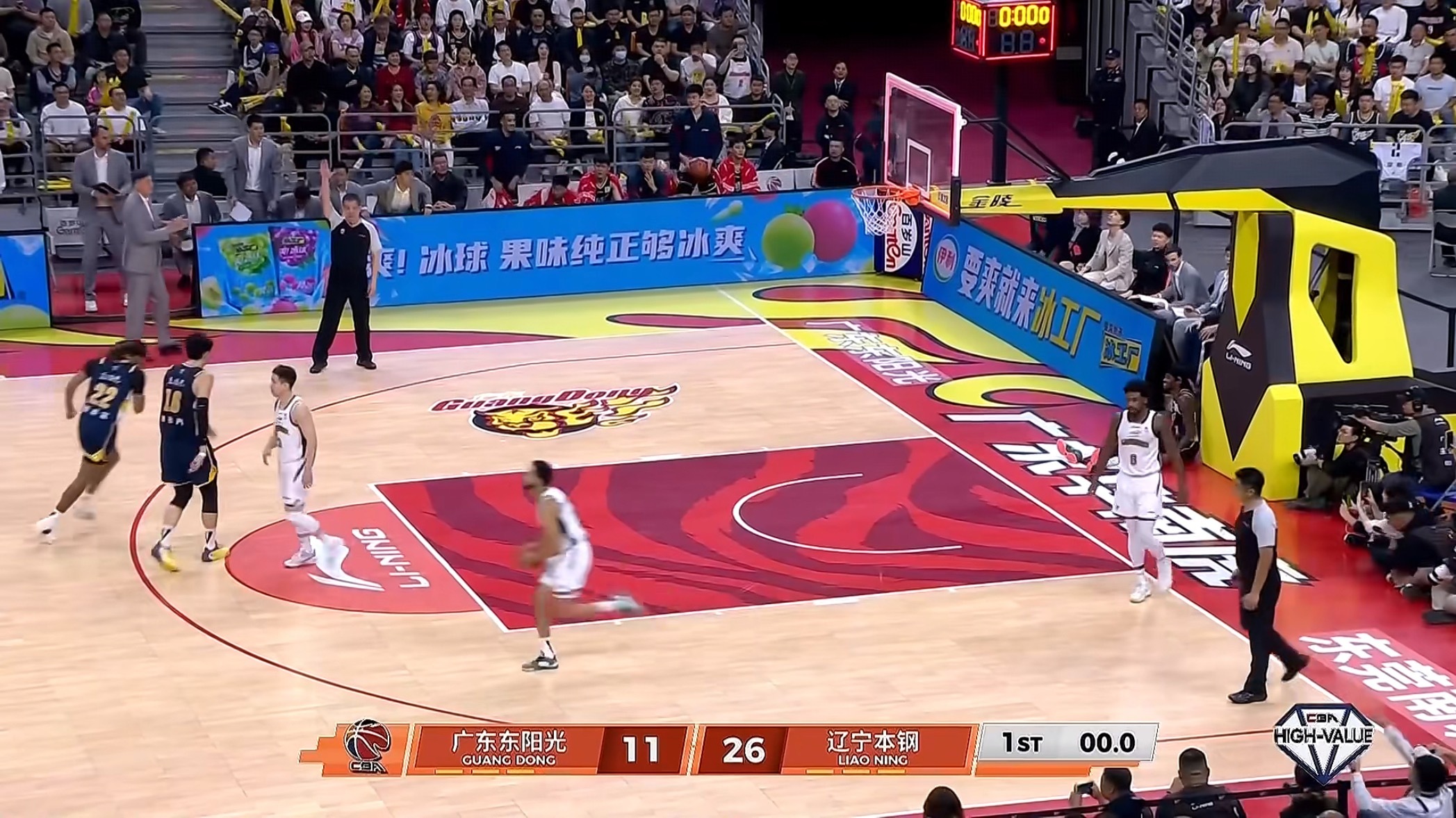 辽宁队客场对xx，第一节比赛结束辽宁队暂时领先15分辽宁男篮