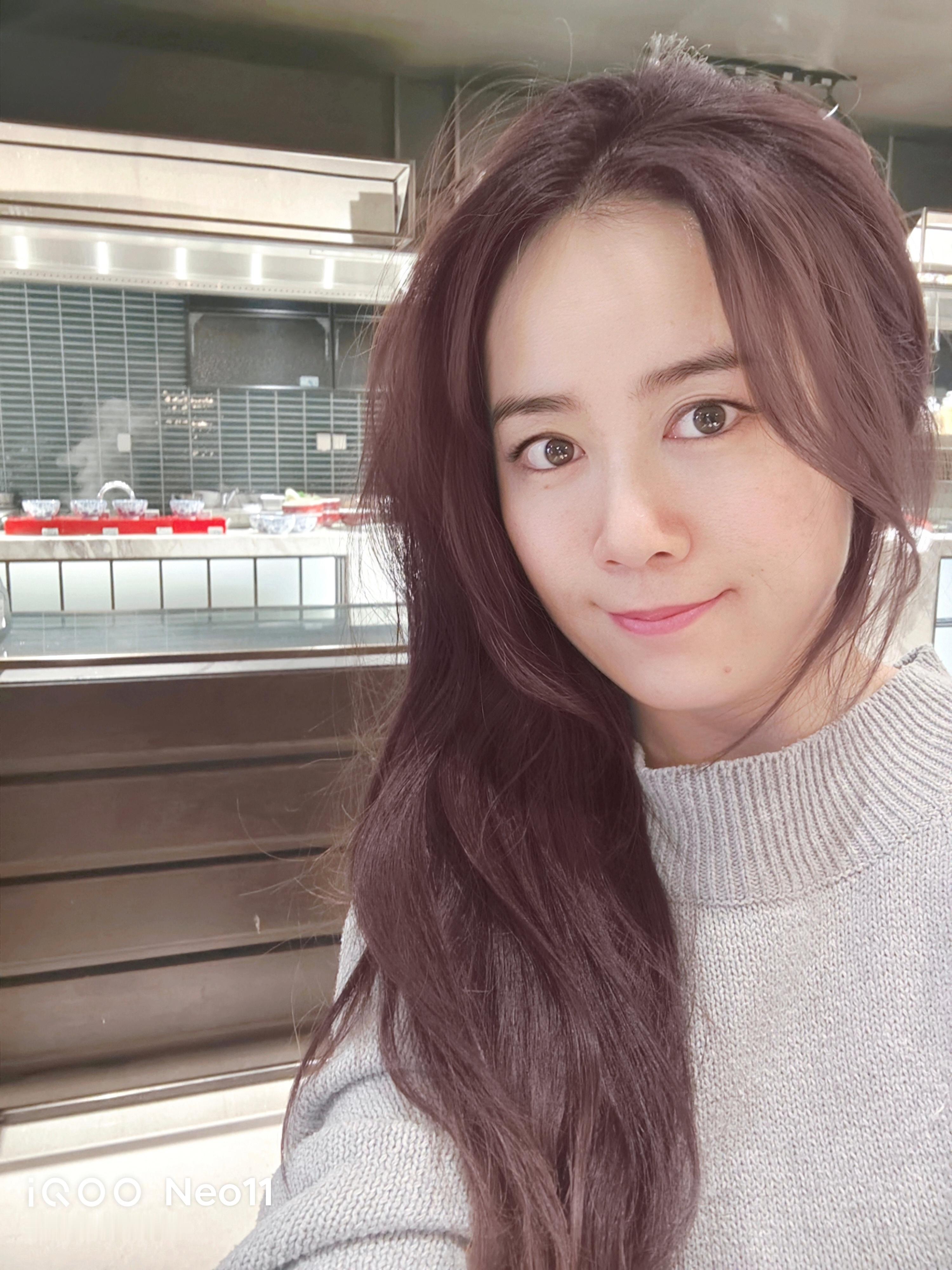 iqooiqoo neo11 人像拍完还可以修图，一下子整个人就有质感了， 早上