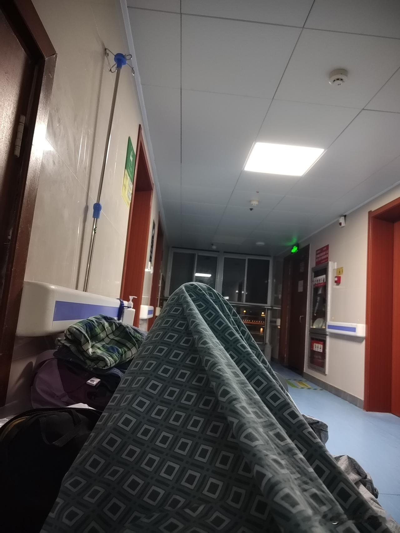 我还算运气好的——我的床在走廊尽头，晚上走廊灯是关的。
运气不好的是护士站附近的