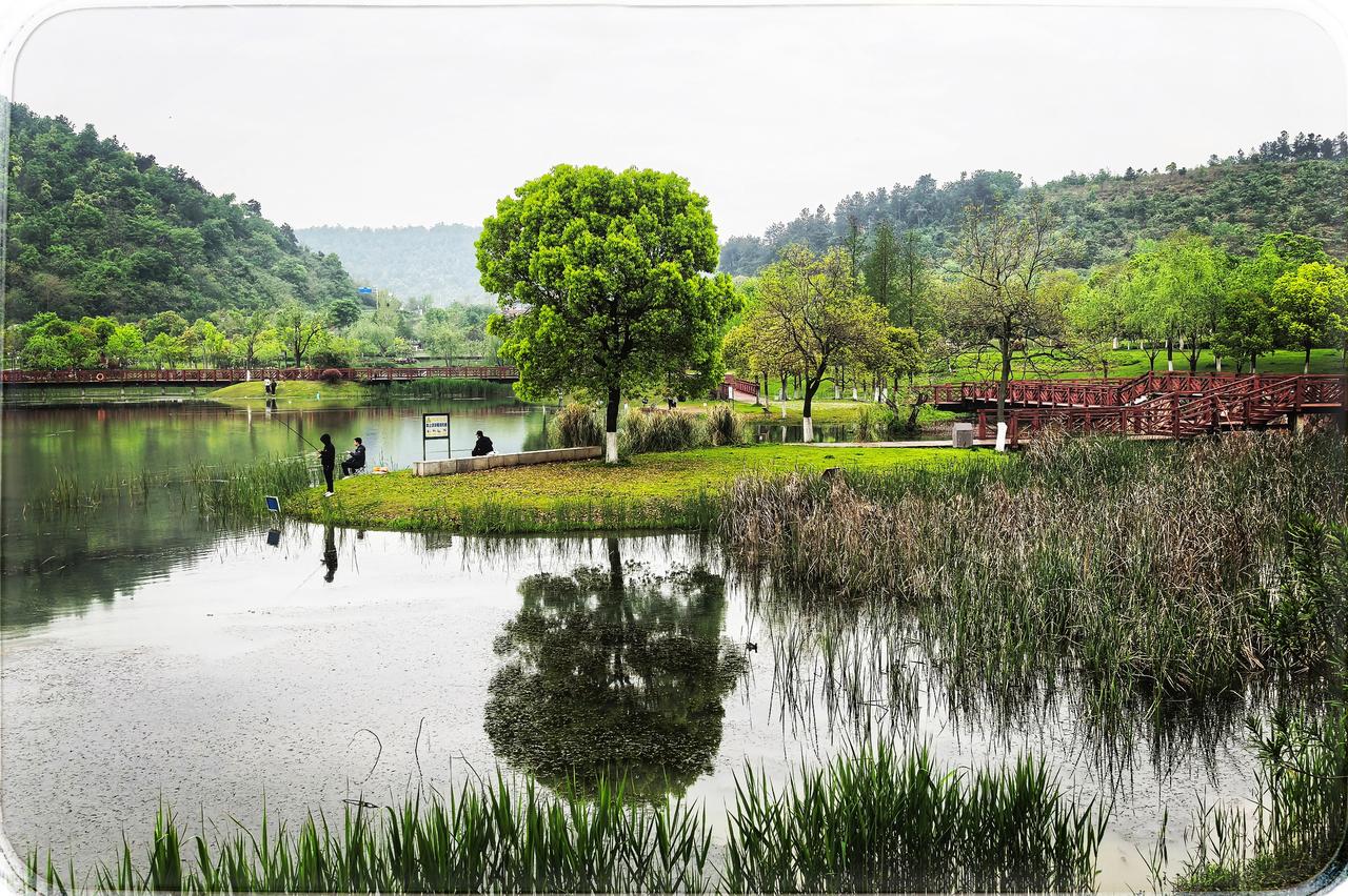 武汉光谷兰亭公园之欢
在光谷的一隅，兰亭公园轻展画卷，它是休闲娱乐的梦幻彼岸。欢