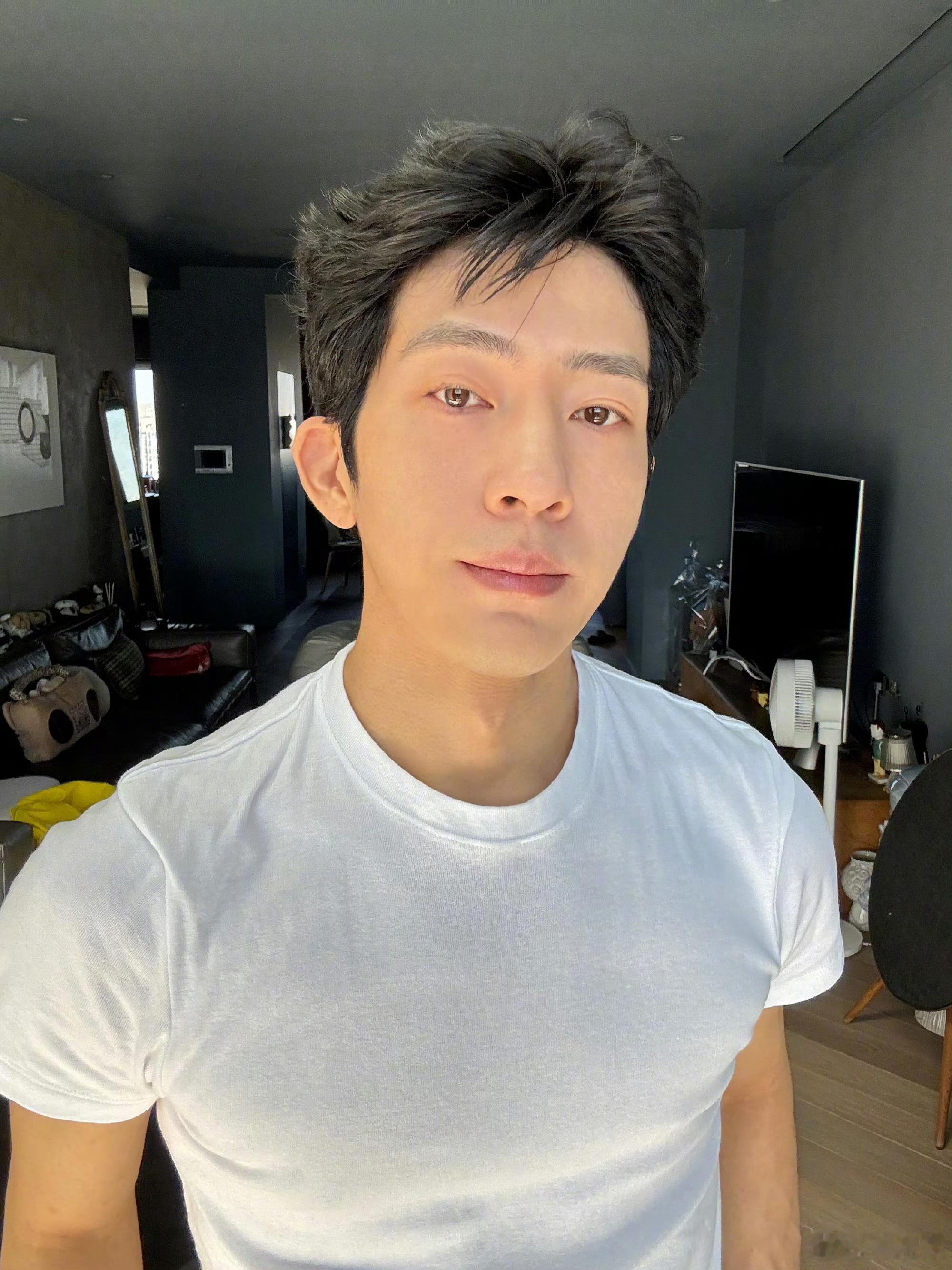 井柏然一回北京就去健身自律刻进日程表✨ 刚抵达北京就打卡健身，长期坚持才稳住绝佳