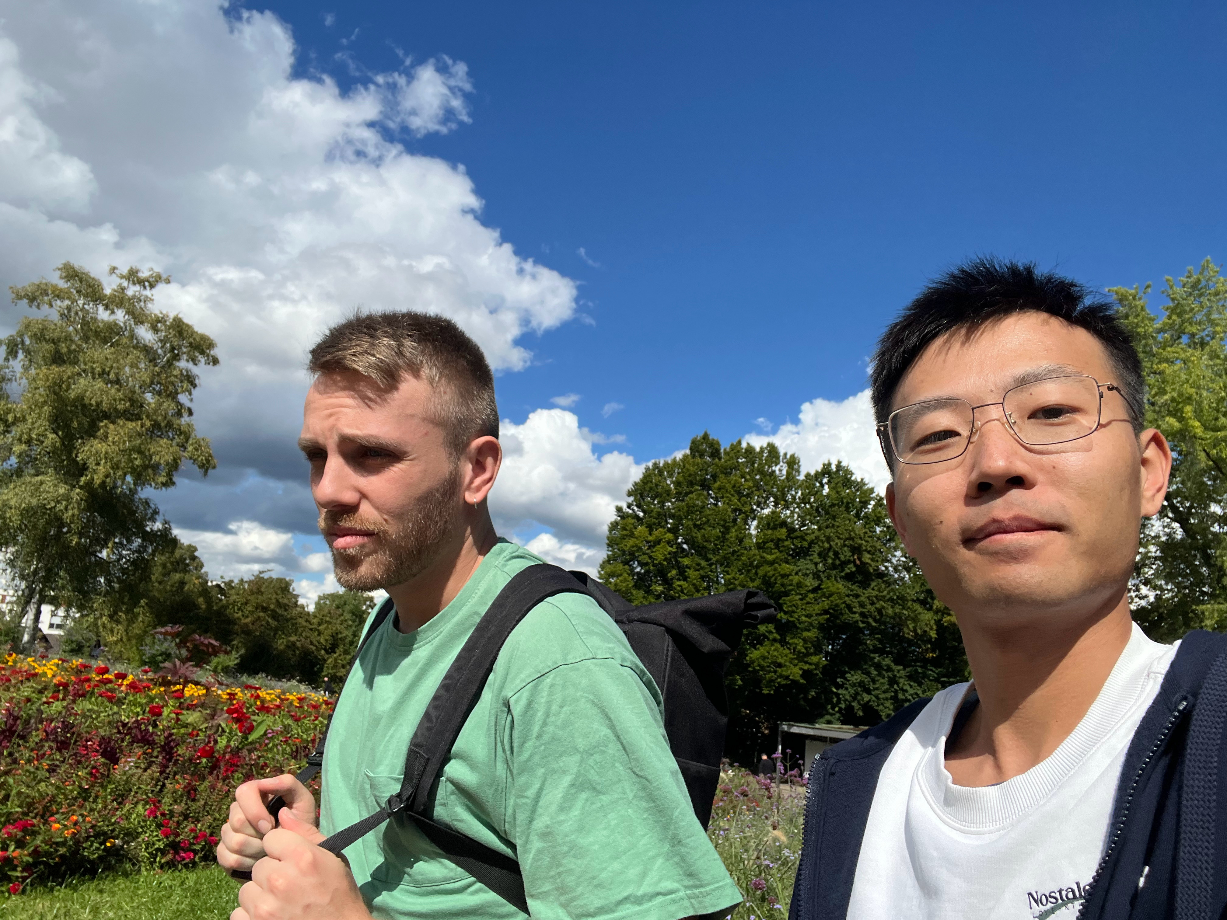 好久没见的两个好朋友，绿的当年本科因为最后一门考试挂科3次被退学只能换专业从头开