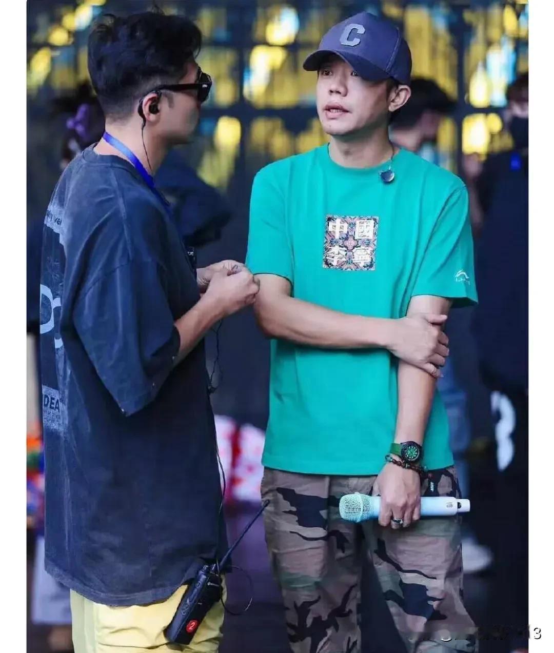 曾毅这次火了，比玲花都火，终于超过了玲花的热度。但这次火的有点不可言语。竟然因为