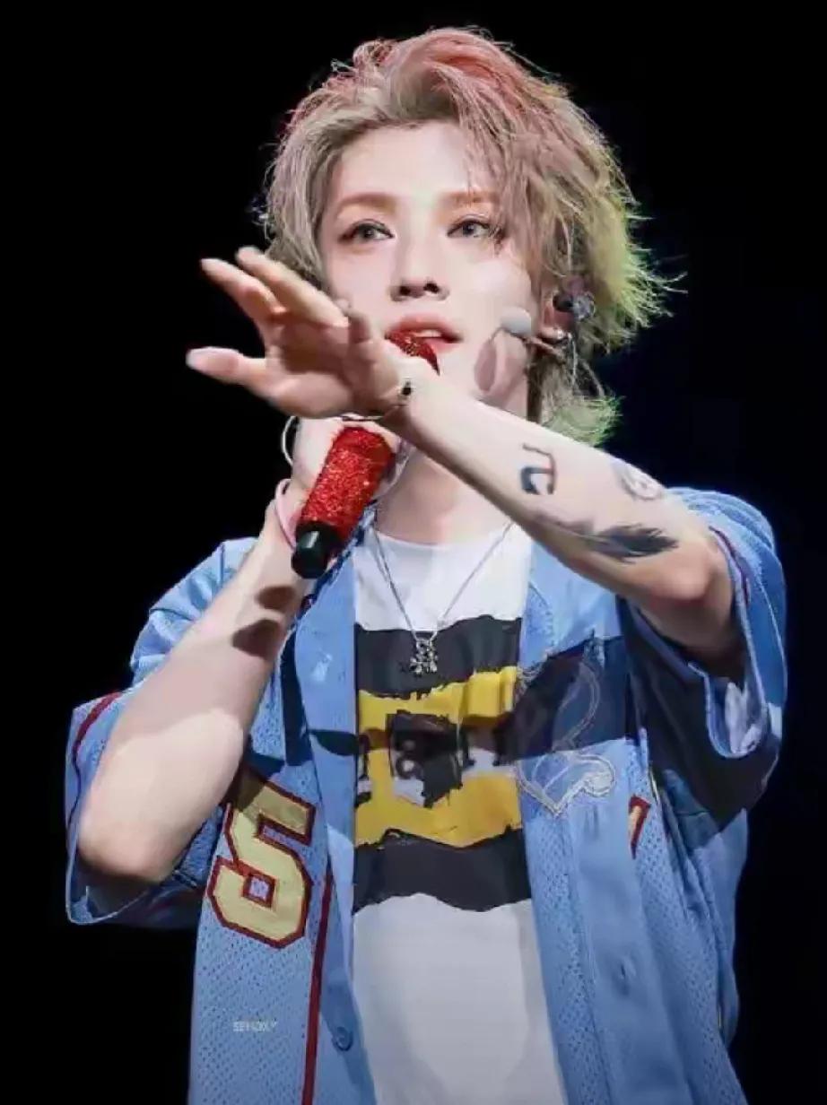 家人们谁懂啊！鹿晗的足球是业余彩蛋，歌手和演员的主业才是真·顶流王炸！当年他单飞