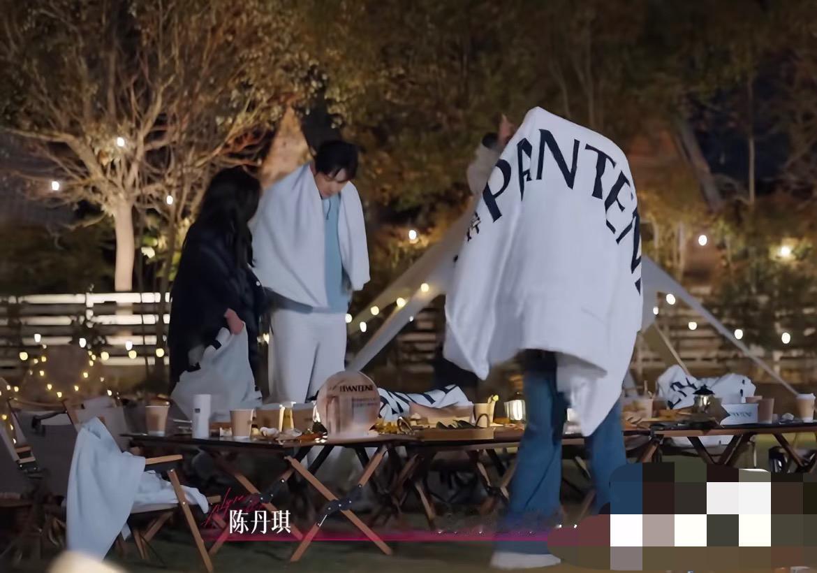 追了这么久《半熟恋人》，我越来越觉得丹琪不简单，甚至有点东西……。
她总是会不自