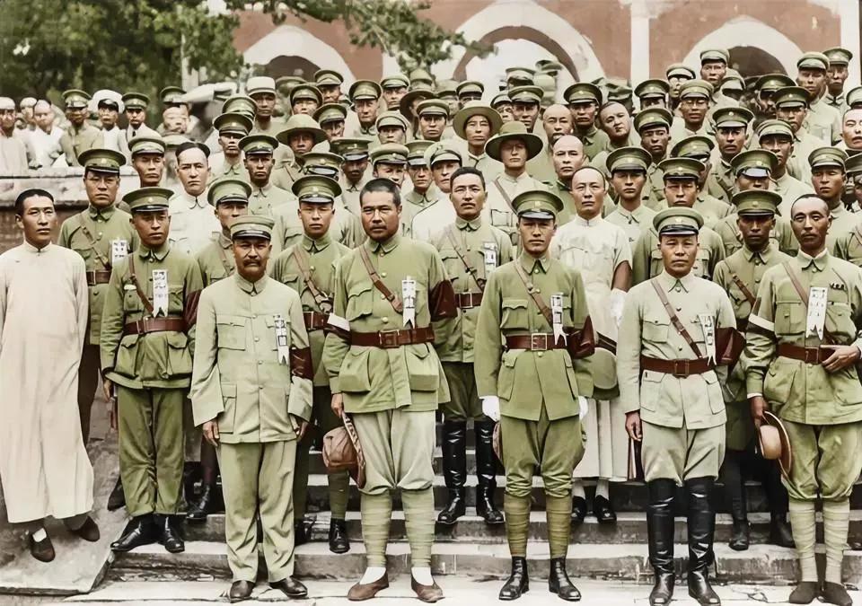 这是1928年7月6日，蒋介石以国民革命军总司令身份担任主祭，在北平西山碧云寺举