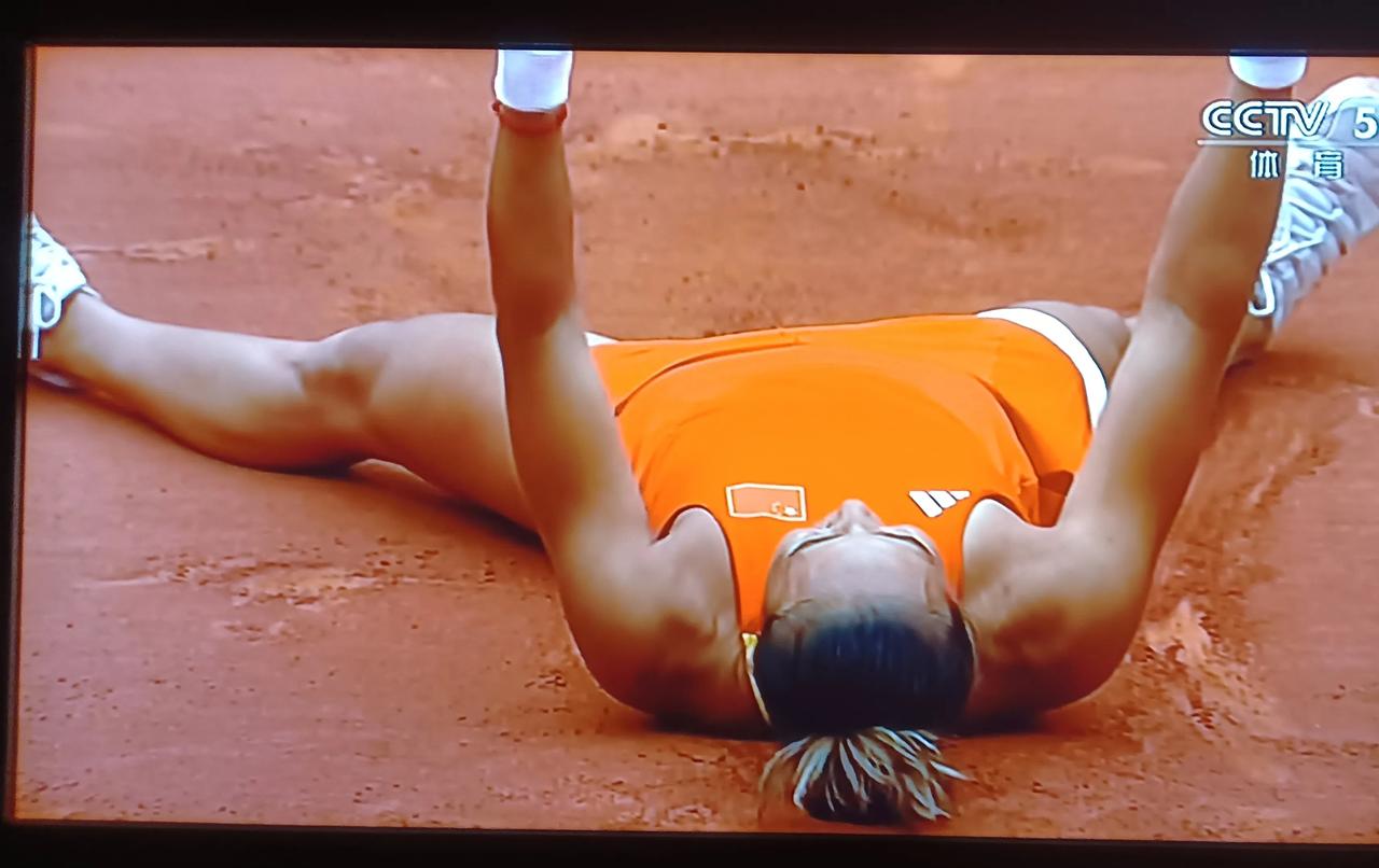 郑钦文赢得奥运网球女子单打金牌创造历史：
1，首次参加奥运会网球比赛便进入决赛并