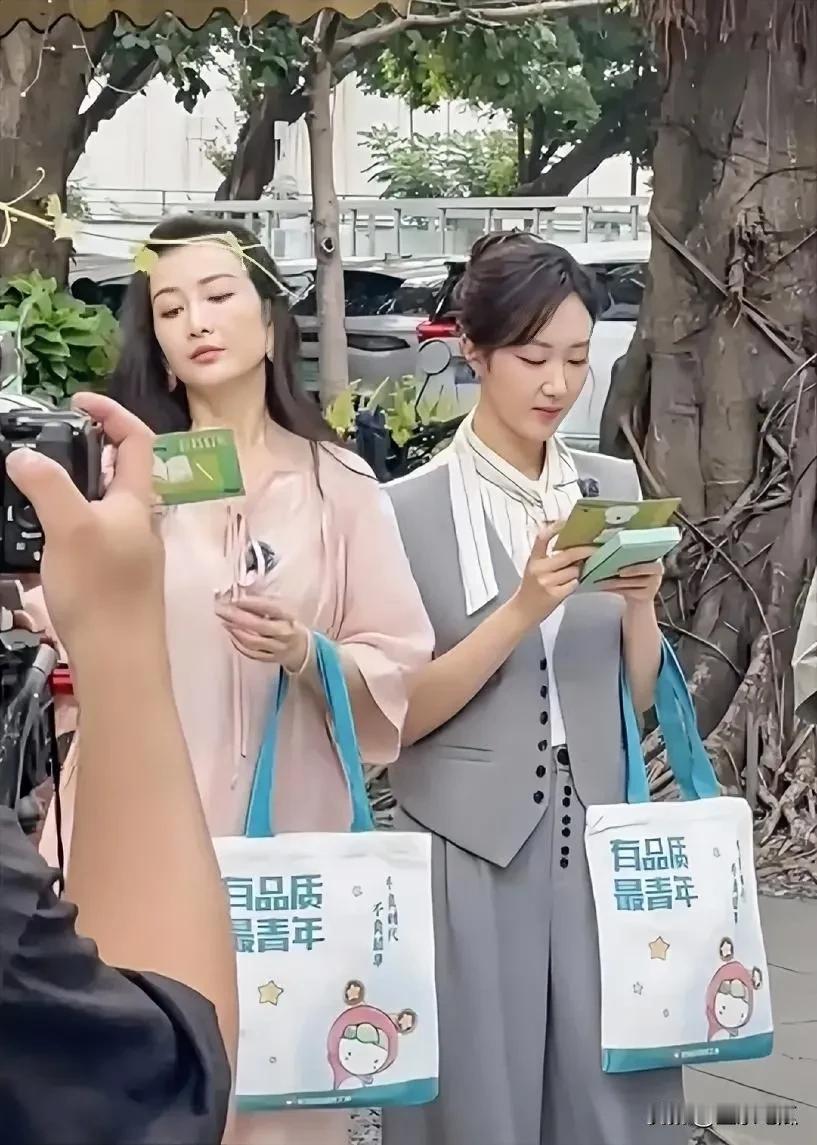 左边这位王鸥真是太好看了，在生活里即便不打扮颜值也很能打。生完孩子成为妈妈之后更