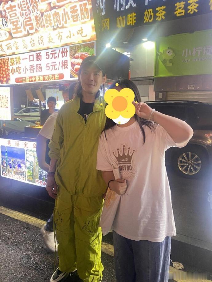 没想到向佐也爱去夜市吃路边摊啊，满嘴塞着美食都不忘安利郭碧婷的浪姐，你真的超爱！