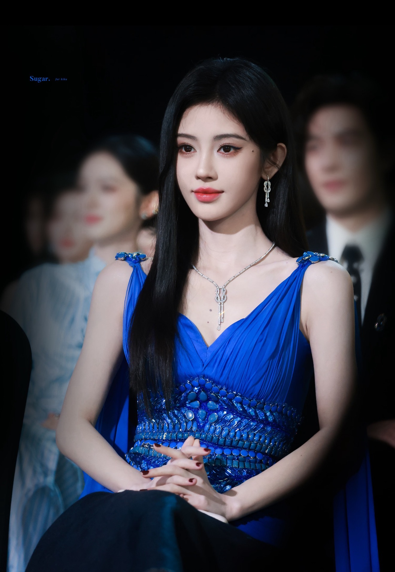 蓝色这么适合鞠姐吗…妆发做到这种程度，其实被骂写真剧也无所谓了… 