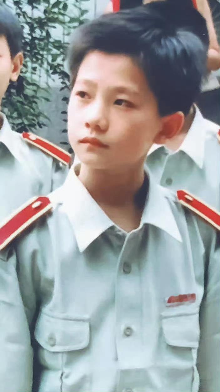 杨洋的脸确实蛮能打的，从小到大没丑过也配得上内娱白月光这个称号! ​​​