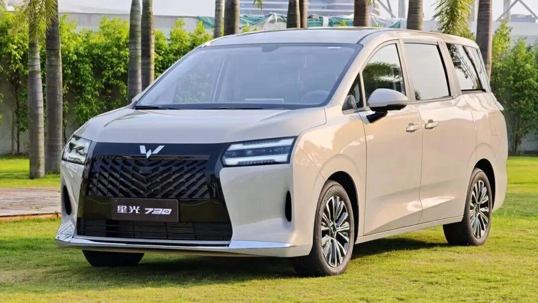 7.68万买保姆车，五菱又放大招人民需要什么，五菱就造什么，再次具象化。
 
最