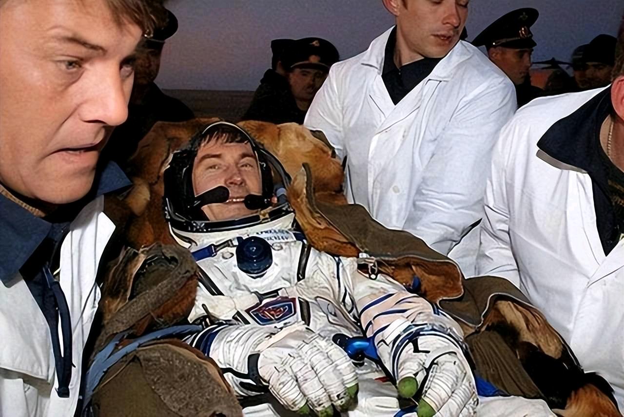 1991年，一名苏联宇航员刚进入太空时，苏联解体了。他被孤零零地留在太空中长达7