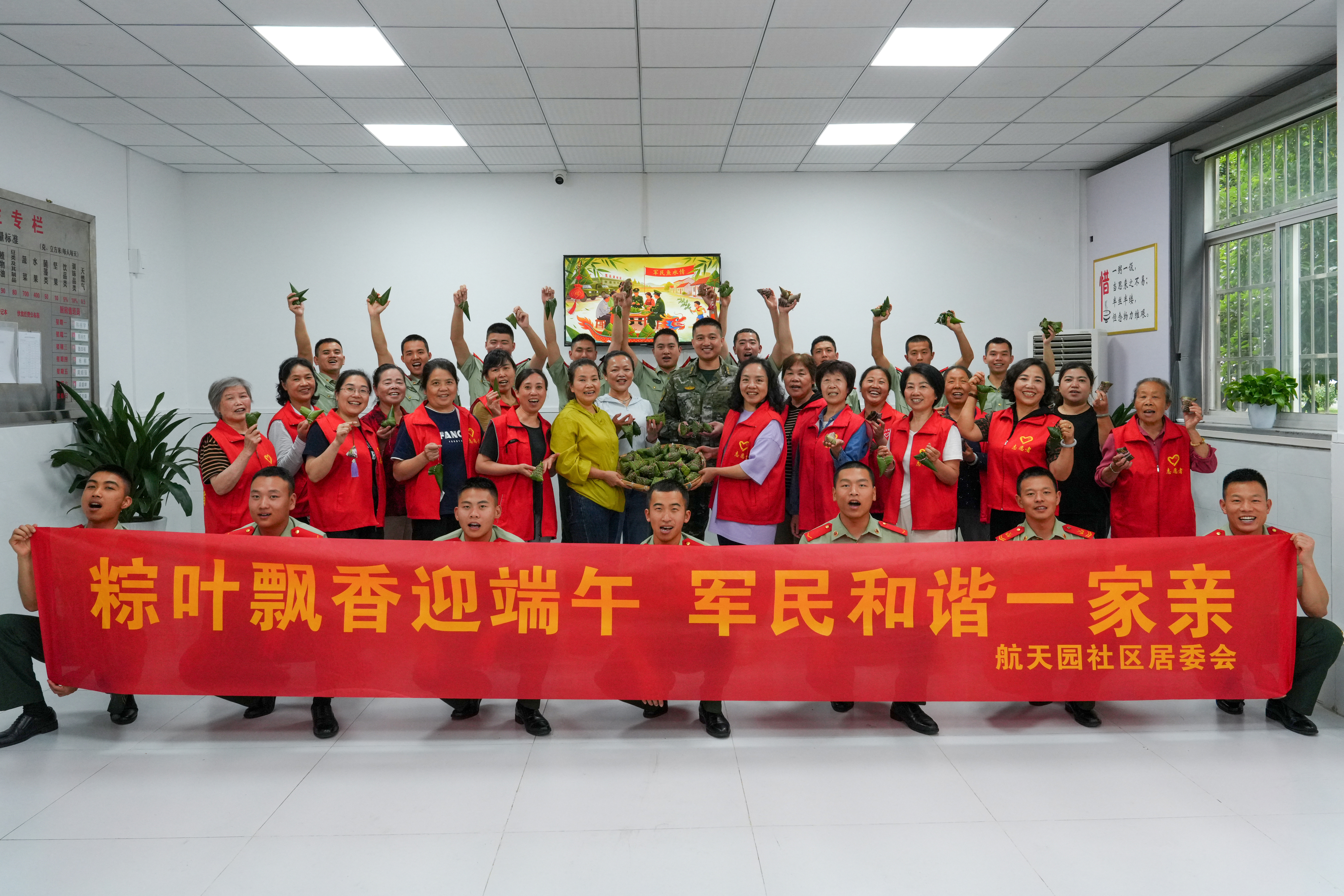 端午佳节，武警贵阳支队各营区同步开展“粽叶飘香满军营”活动。（郭安康、夏文海、夏