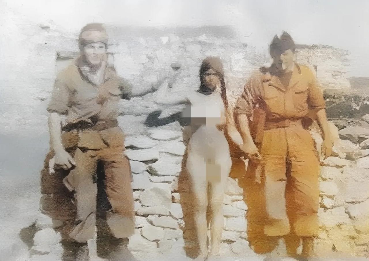 1958年，阿尔及利亚境内，一名少女被法军胁迫，拍下侮辱性照片的一幕，从照片中我