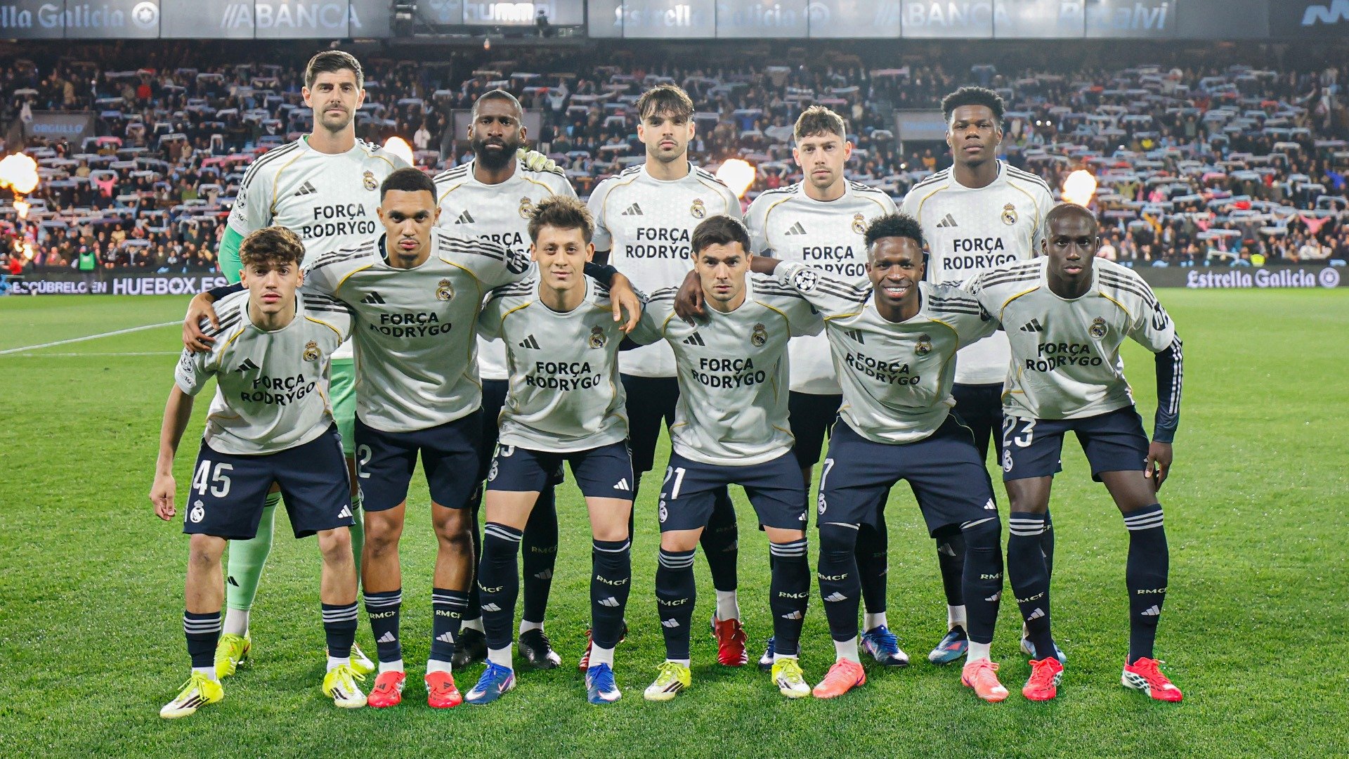本场比赛首发合影，大家穿着为罗德里戈加油的衣服入场。西甲联赛 塞尔塔vs皇马 h