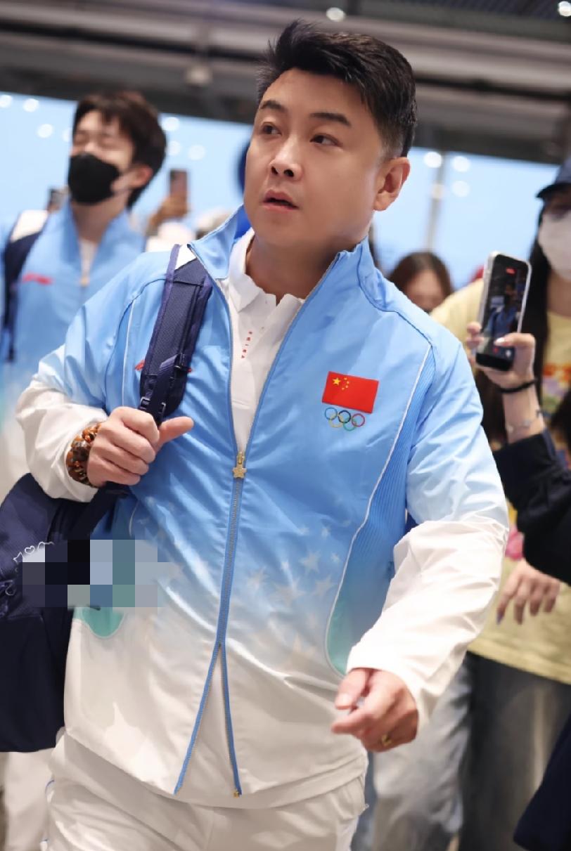 刷到王皓指导从北京出发，奔赴名古屋亚运会的画面啦
 
这套蓝白渐变队服真的很衬人