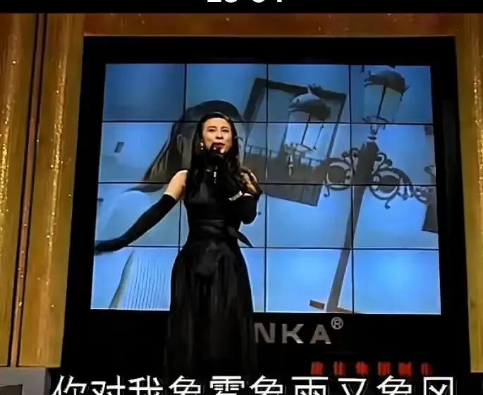 超市里有人拍到梁雁翎。
55岁，头发花了，身材圆了。
评论区把她当成“丁克导致脸