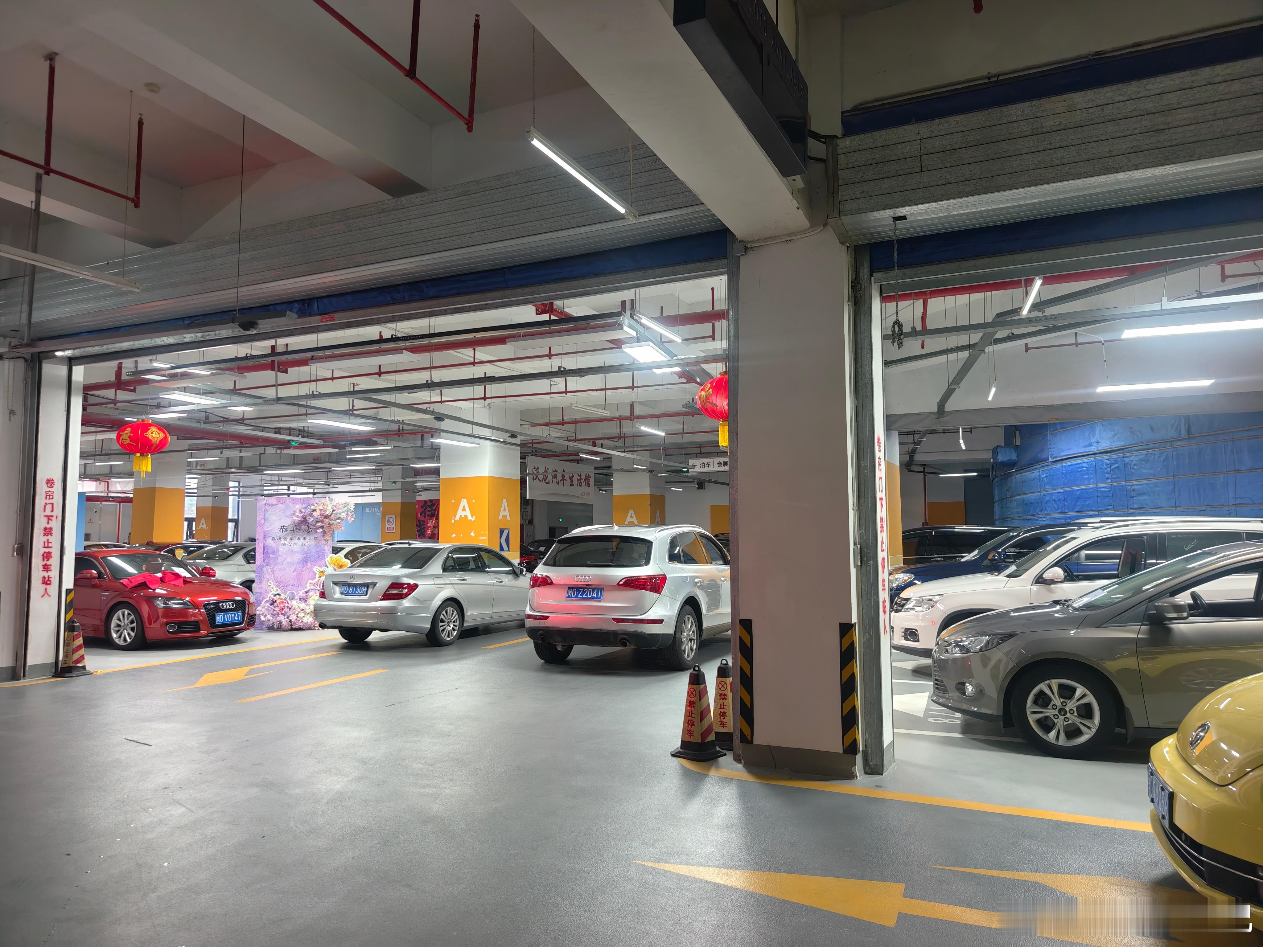 这同行大哥这边好多经典老车！ 