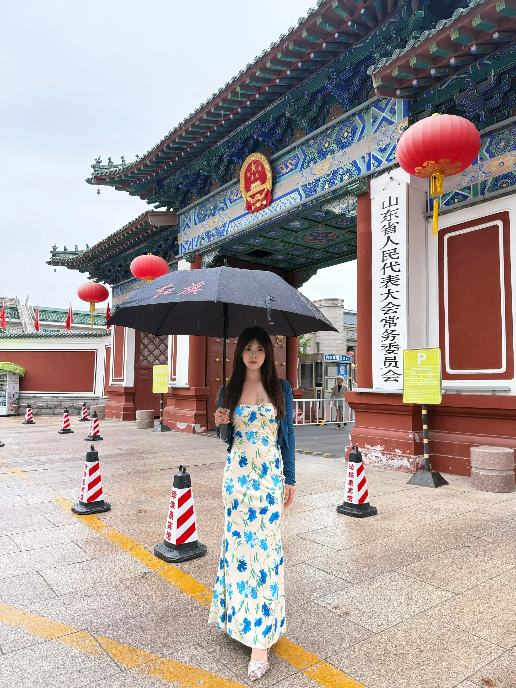 站在国徽下，接受最强的磁场 感受五星闪耀的力量