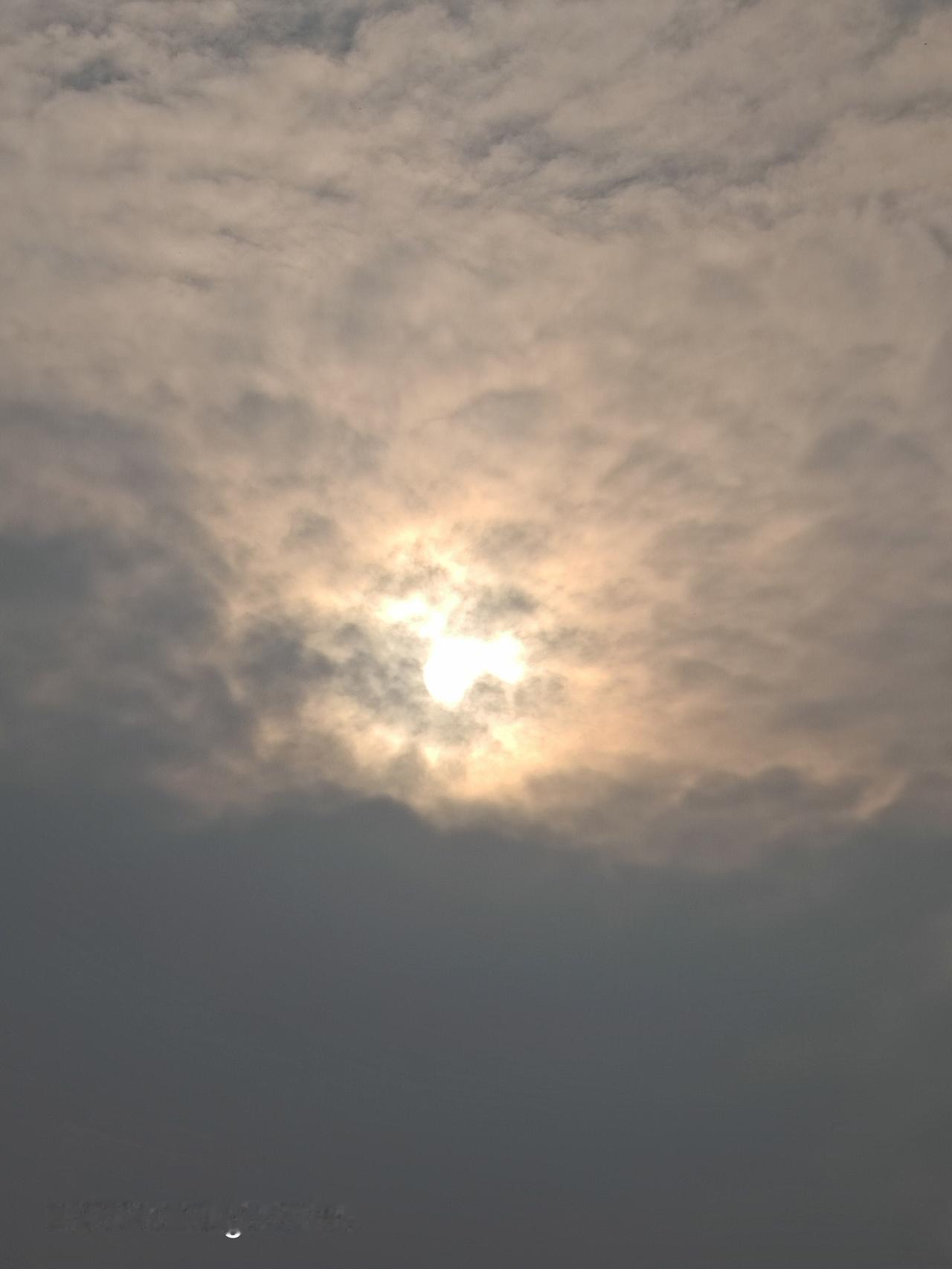 最近打卡了“天空之城”看夕阳西下云遮日，那景色绝了！
青岛太平山青岛电视塔脚下的
