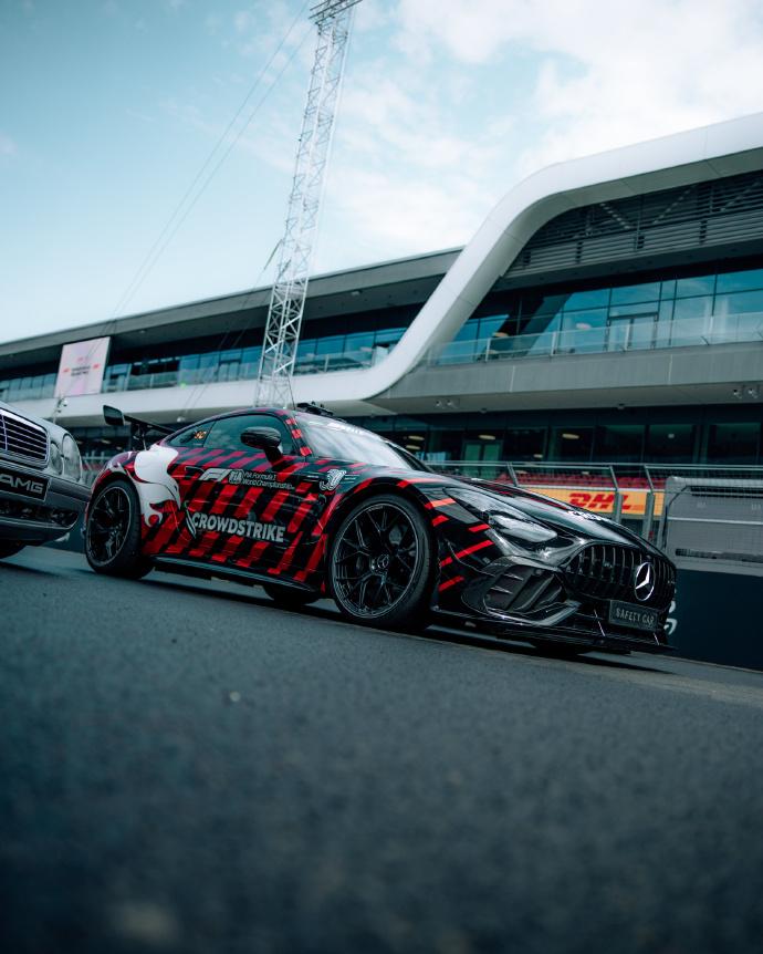 在F1的赛车场上，除了F1赛车本身跑得非常快以外，其实安全车也就是保障车，同样速