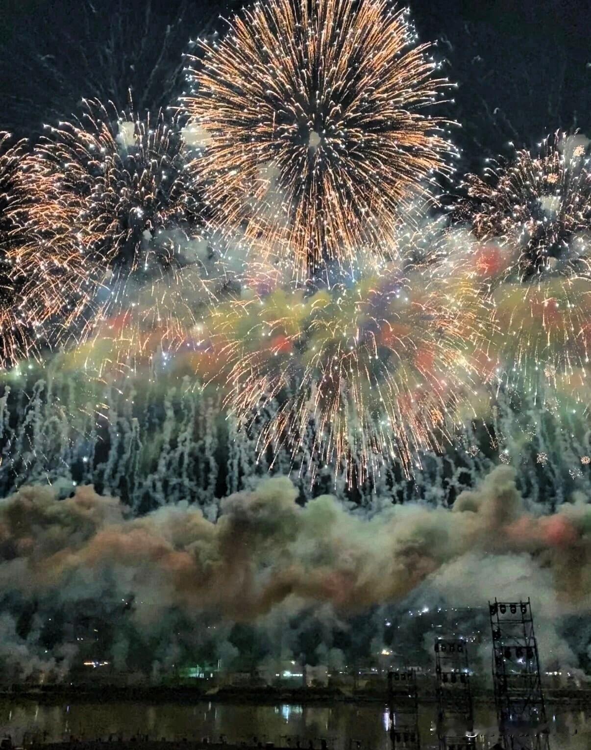 烟花爆竹简直是氛围感的超级神器！它的历史悠久得超乎想象，
两千多年前就被用于驱邪