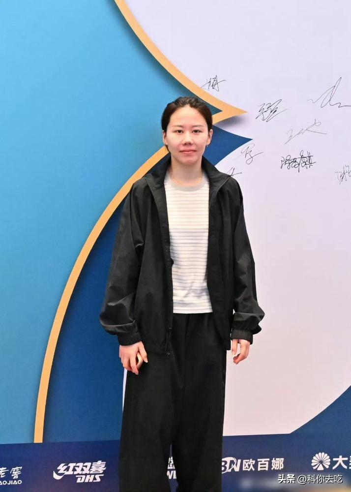 陈幸同晚宴上笑得温婉，谁能想到她刚在场上轰出过11比0。
镜头前，她套着圈，跟