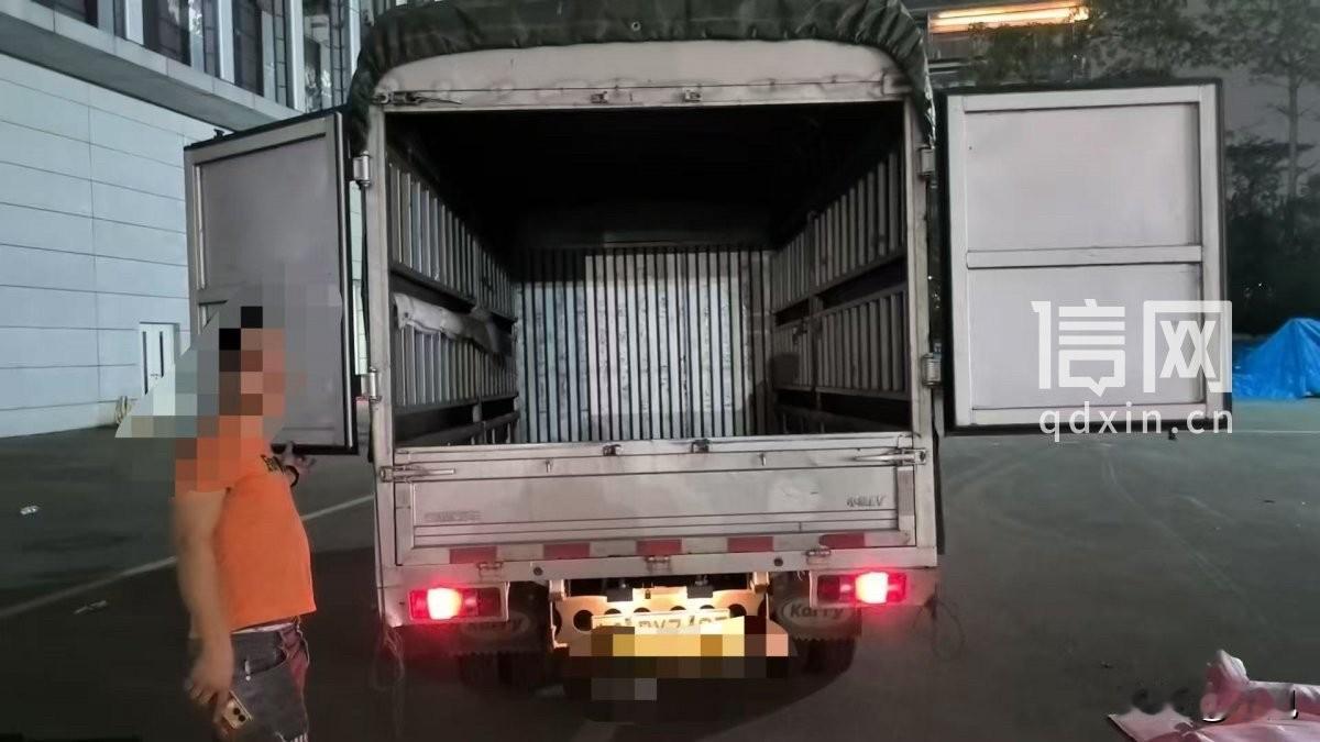 2000多块钱买的“独享专车”服务，最后等来的是一辆“货拉拉”拼货车。

车里不