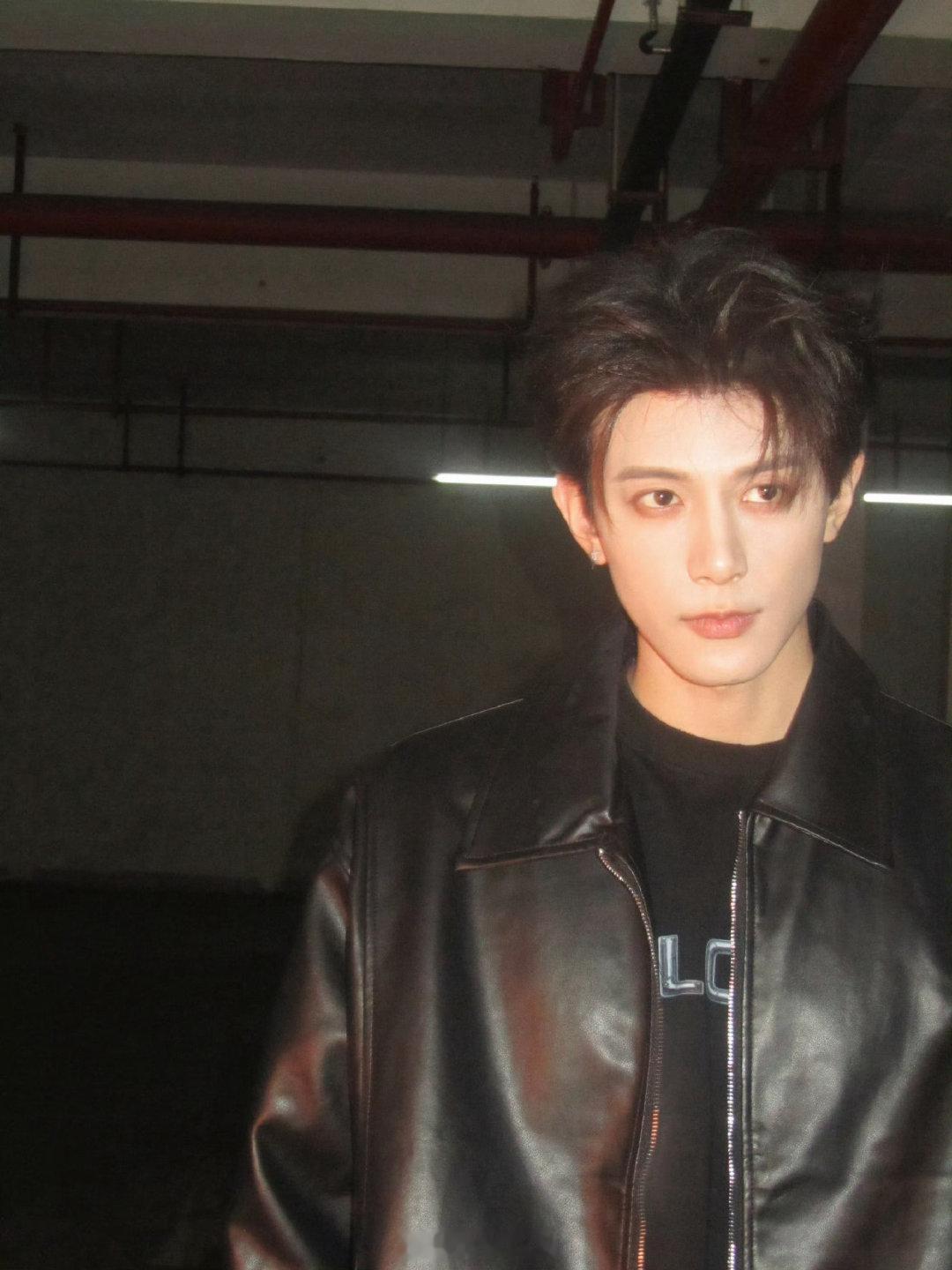 邓凯回应肩膀怎么这么窄邓凯回应窄肩 邓凯回应窄肩怎么这么窄：“要不我再练练？” 