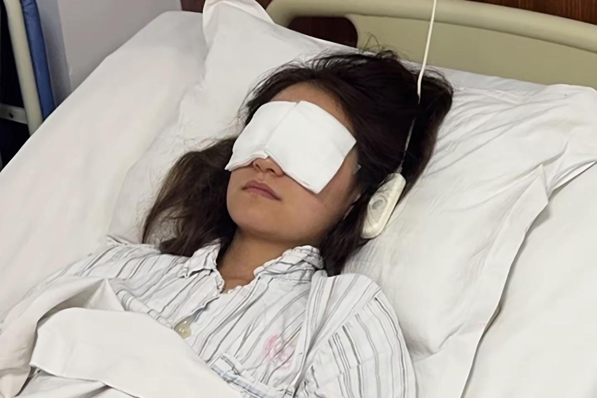 女子玩漂流被人用高压水枪恶意中伤，导致右眼暂时失明。
山东齐鲁嵩山漂流大峡谷景区