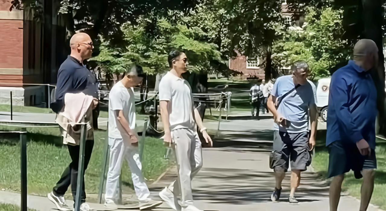 马云刚插完秧，就飞往了美国，现身哈佛与麻省理工校园被网友偶遇

刚刷到一条动态，