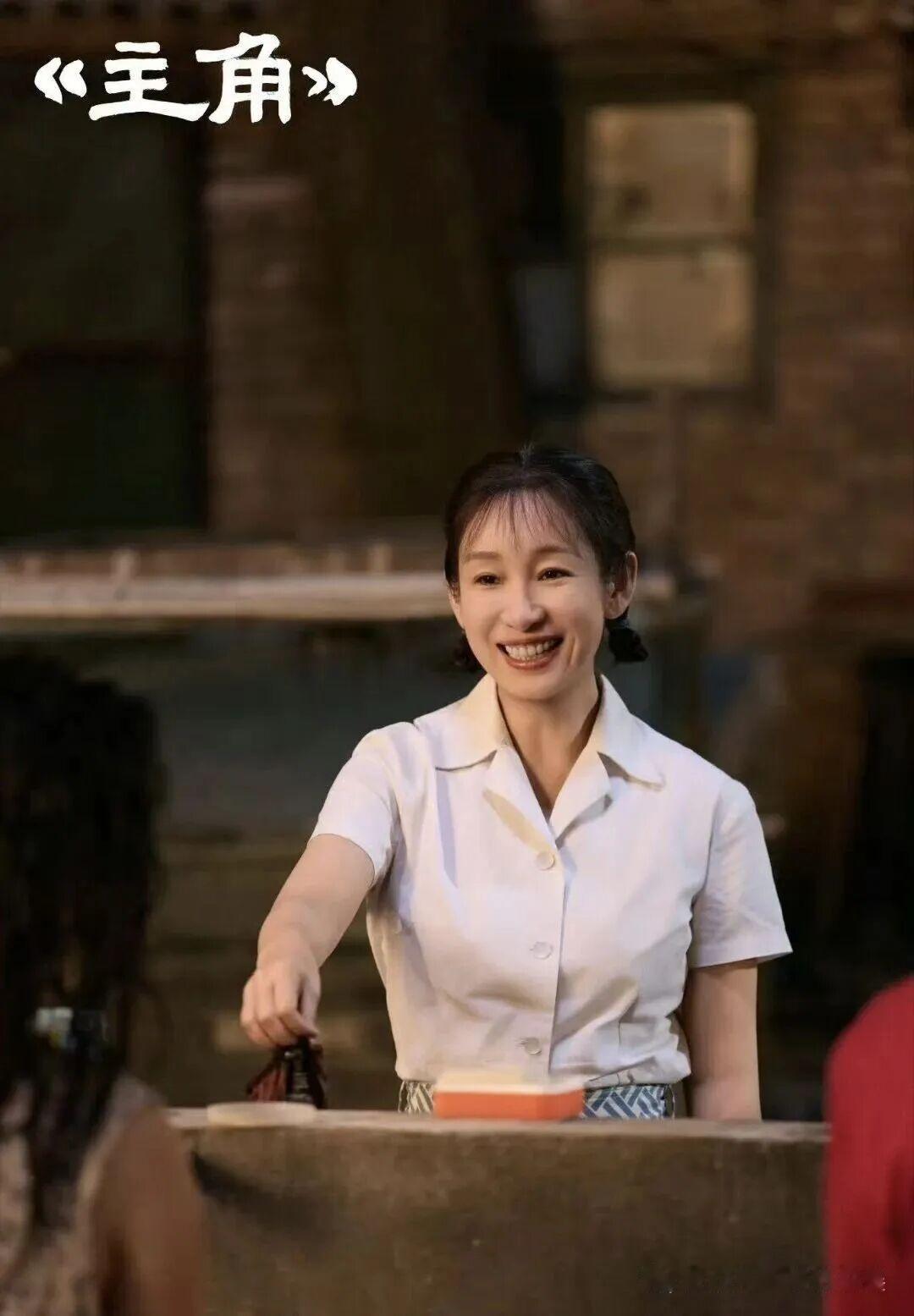 秦海璐这人，真的绝了！
单看长相，她不是那种惊艳型美女，早年还因为不够“漂亮”被